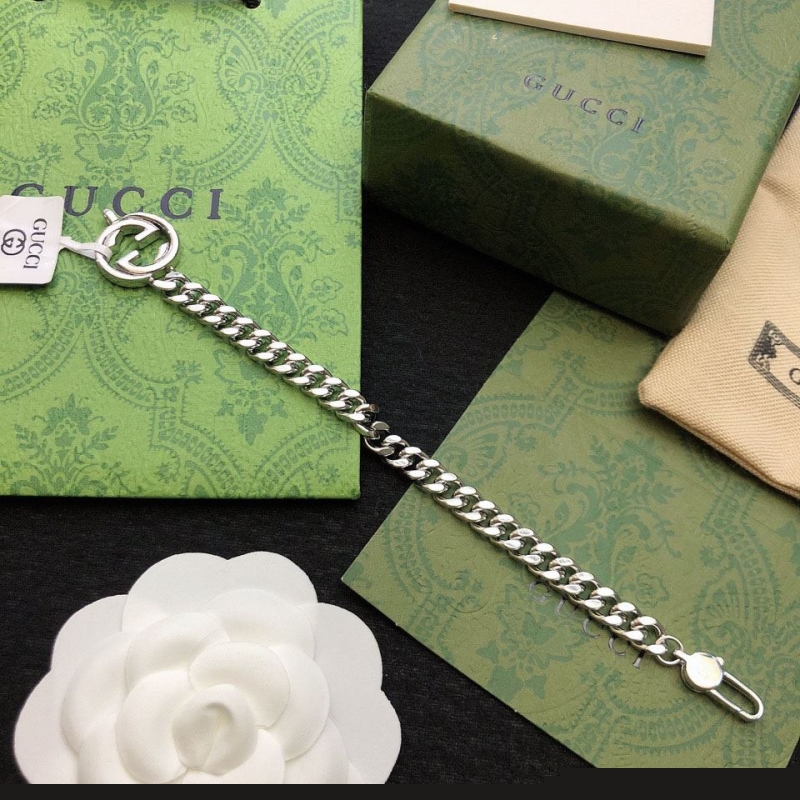 G*u*i bracelets